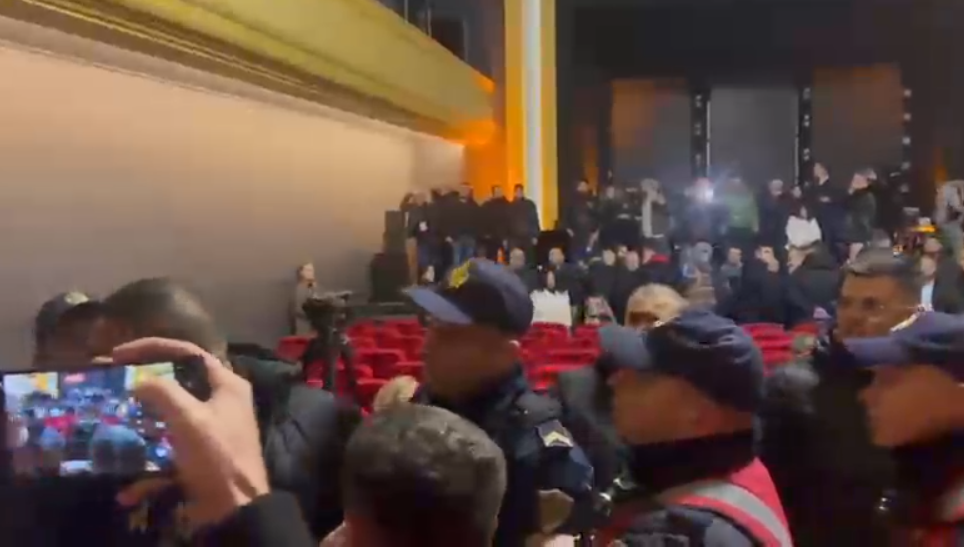 Tri ditë pa ujë  qytetarët e Vlorës protestojnë në teatër me bidona në duar dhe bllokojnë rrugën