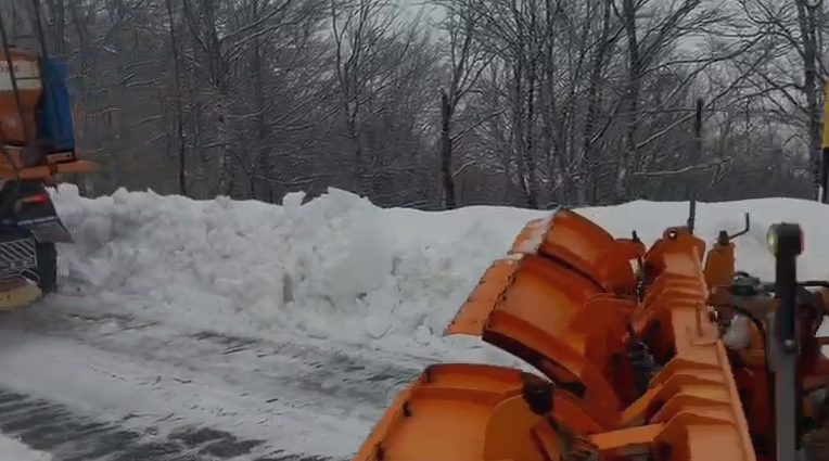 Përmirësohet situata e motit  shumë rrugë që patën probleme nga ngricat  tani janë të kalueshme