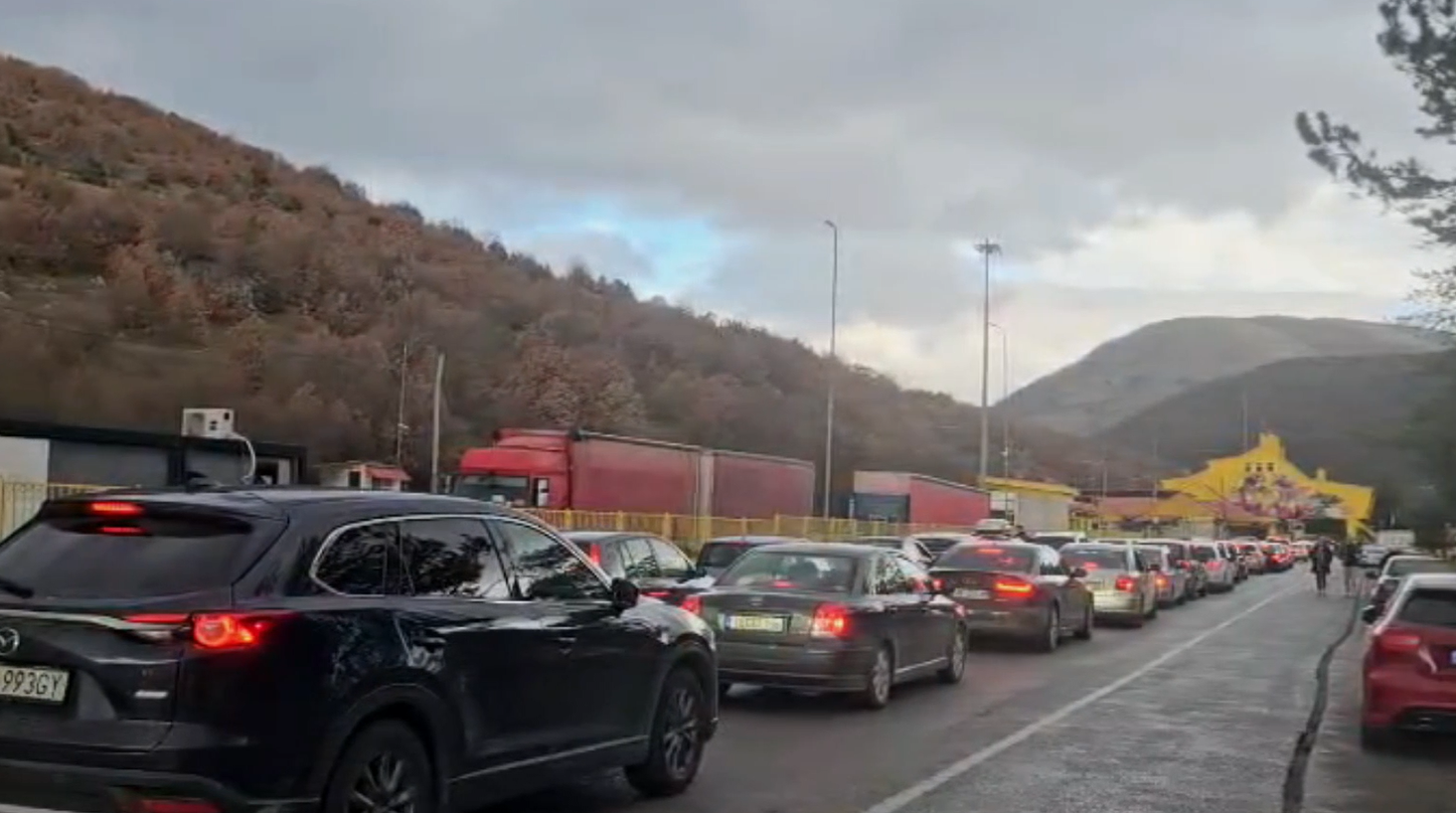 Rikthimi pas festave  radhë dhe fluks i shtuar në pikën kufitare të Kapshticës