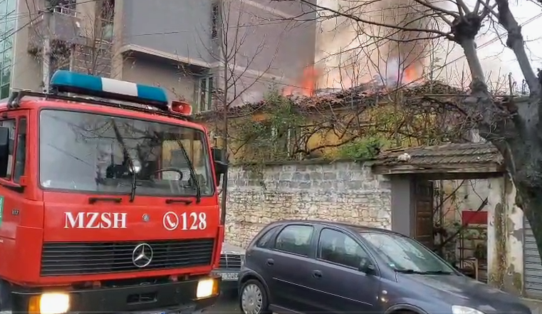 Përfshihet nga flakët banesa në Elbasan  nuk ka të lënduar