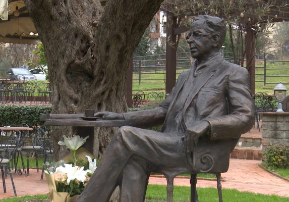 90-vjetori i lindjes së Kadaresë, një shtatore për shkrimtarin e madh dhe një ekspozitë me letërkëmbimet e tij 90-vjetori i lindjes së Kadaresë, një shtatore për shkrimtarin e madh dhe një ekspozitë me letërkëmbimet e tij