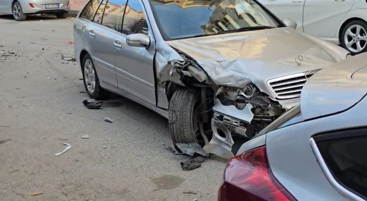 Aksident zinxhir në Vlorë, i riu përplas pesë automjete Aksident zinxhir në Vlorë, i riu përplas pesë automjete