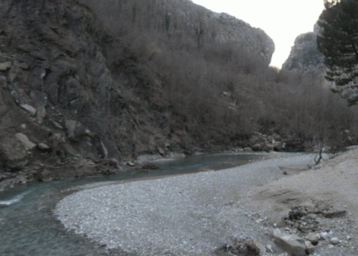 E rëndë  44 vjeçarja humb jetën në Selitë Mal  e mori rrjedha e lumit