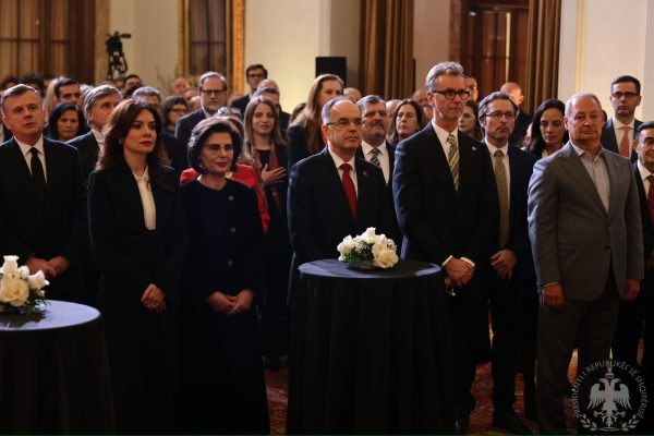 Begaj pret përfaqësuesit e Trupit Diplomatik, Presidenti: Shqipëria, shtëpia juaj Begaj pret përfaqësuesit e Trupit Diplomatik, Presidenti: Shqipëria, shtëpia juaj