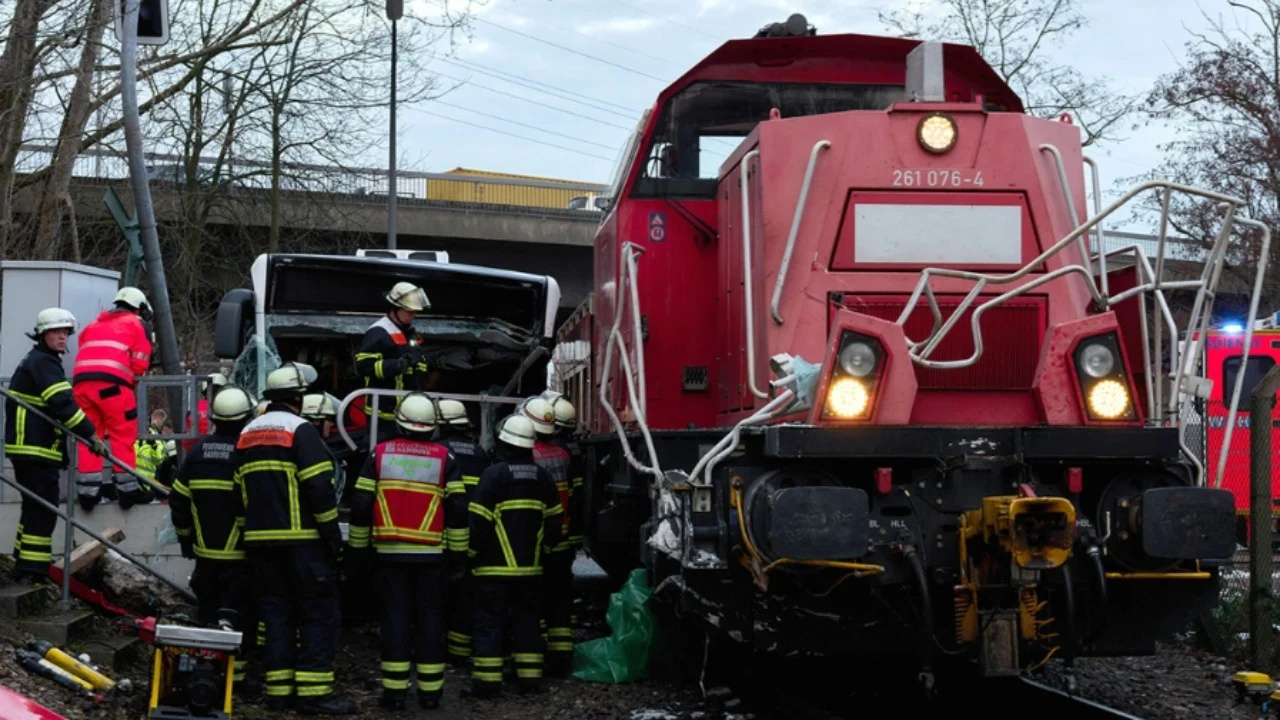 Autobusi përplaset me një tren në Hamburg  një i vdekur dhe dhjetë të plagosur