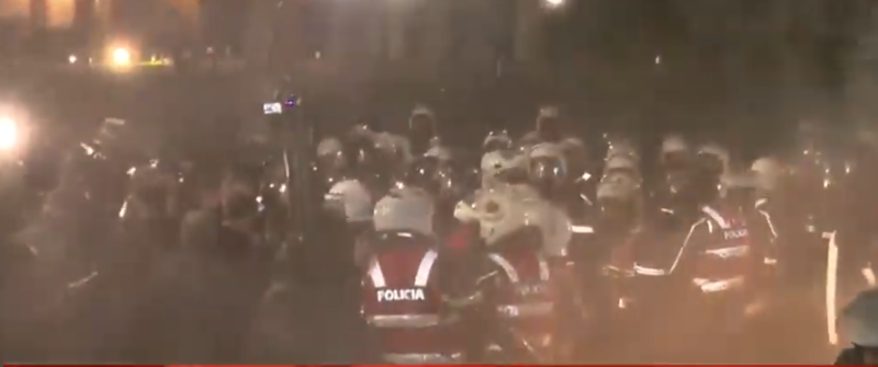 Tensionohet sërish situata, protestuesit rikthehen te parlamenti