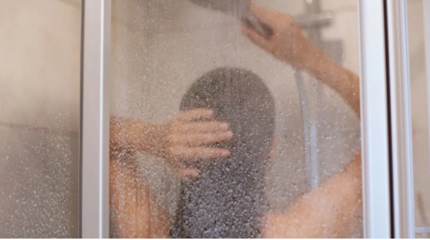 Dush në mbrëmje apo në mëngjes  ja kur është më mirë