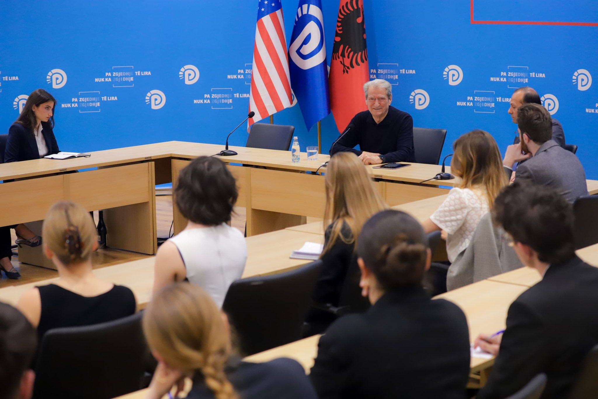 Berisha takim me të rinjtë  E ardhmja e Shqipërisë në BE  opozita do luftojë korrupsionin