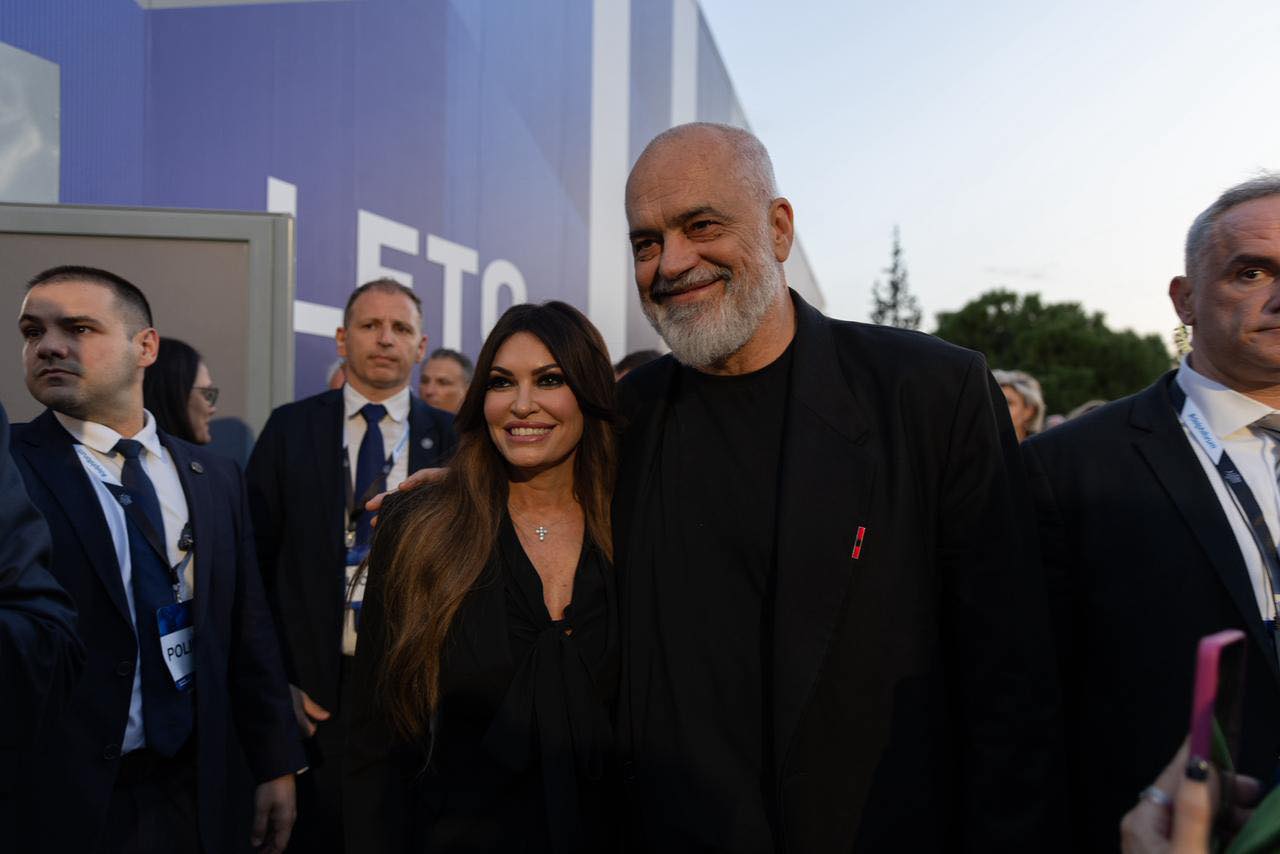 Rama ndan pamjet nga vizita në Greqi  Ditë e ngrohtë në Athinë  në mbrëmje u mblodhën si me magji shqiptarët