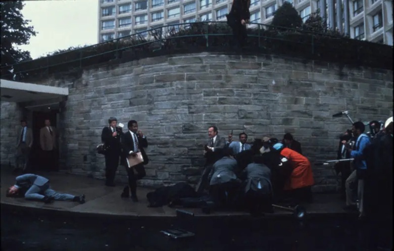 Përsëritet historia  sulmi me armë në Shtëpinë e Bardhë ndodhi në të njëjtin vend ku Ronald Reagan u qëllua 45 vite më parë