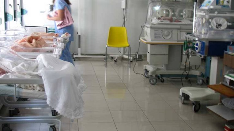 e-trishte-ne-shkoder-kerkoi-ndihme-pas-lindjes-se-binjakeve-27-vjecarja-nderron-jete