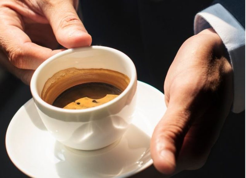 Çfarë i bën kafja trupit dhe sa zgjat efekti i saj