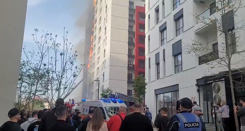 Pamje tragjike  Zjarr i madh në Tiranë  banorët të përlotur  zjarrfikësit luftë me flakët