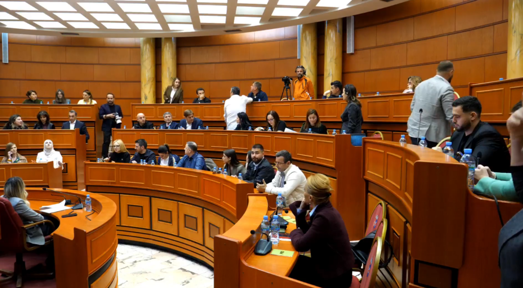 Zjarri në pallatin pranë  Farmacisë 10   Këshilli Bashkiak mblidhet për bonusin e qirasë  sa do të jenë fondet për çdo familje