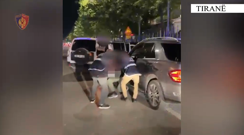 I presin rrugën dhe zbresin me vrap nga makina  policia e Tiranës arreston 39 vjeçarin e armatosur  VIDEO 