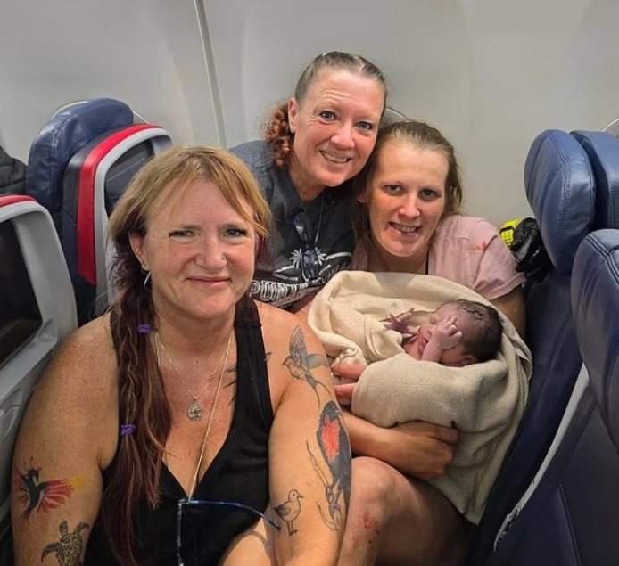 E pazakontë, gruaja sjell në jetë foshnjen në avion, përdorin spango për të lidhur kordonin e kërthizës