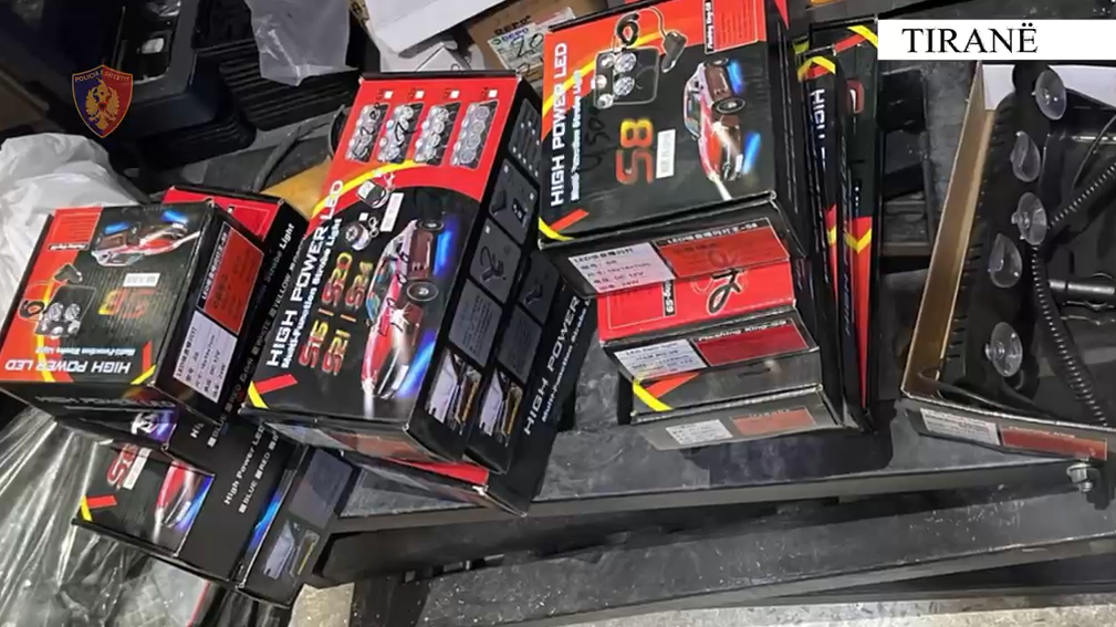 Zbulohen dy dyqane ku shiteshin fenelina dhe pajisje si të Policisë  arrestohen dy persona në Tiranë