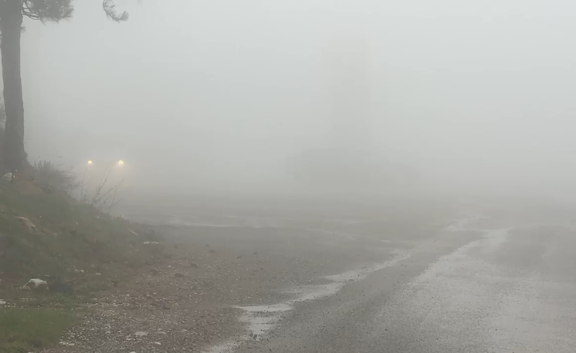 Mjegull e dendur në rrugën Klos Bulqizë  vështirësohet qarkullimi