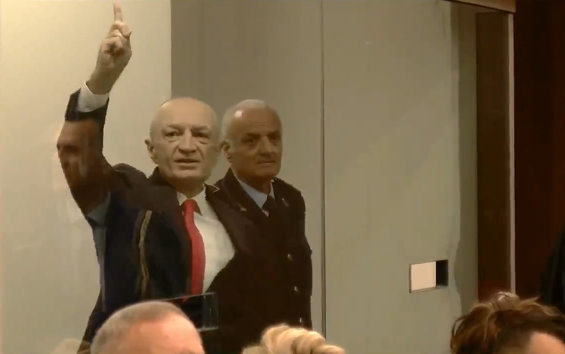 Seanca në themel  Ilir Meta mbërrin në GJKKO  bën simbolin e shqiponjës