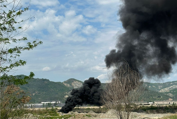 Digjen goma buzë Shkumbinit  krim mjedisor në Elbasan  banorët  Na helmuan