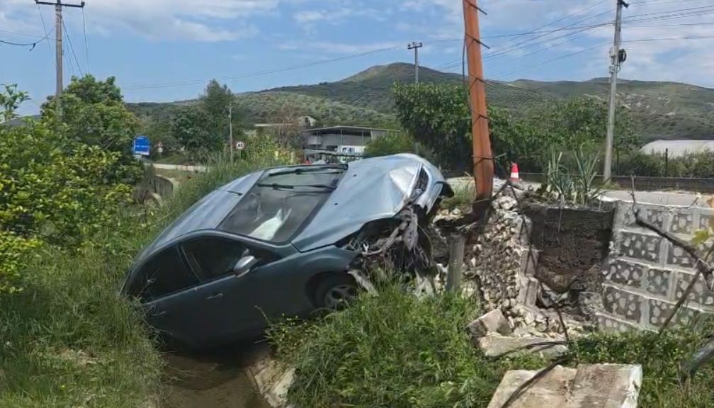 Aksident në Lushnje Berat  makina del nga rruga dhe përfundon në kanal  një e plagosur