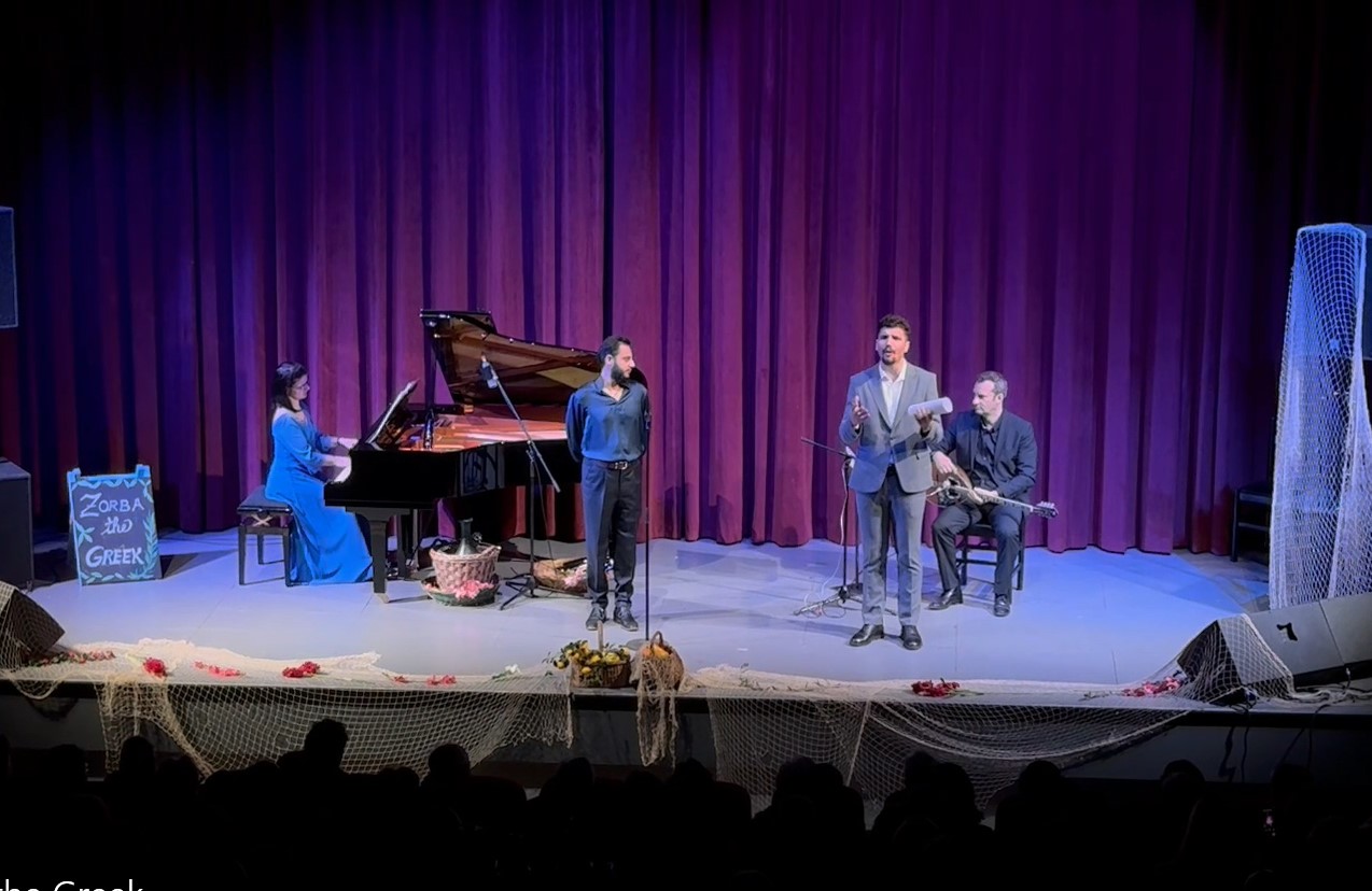  Zorba  në Teatrin e Korçës  publiku shijon koncertin me këngët e kompozitorit grek Mikis Theodorakis