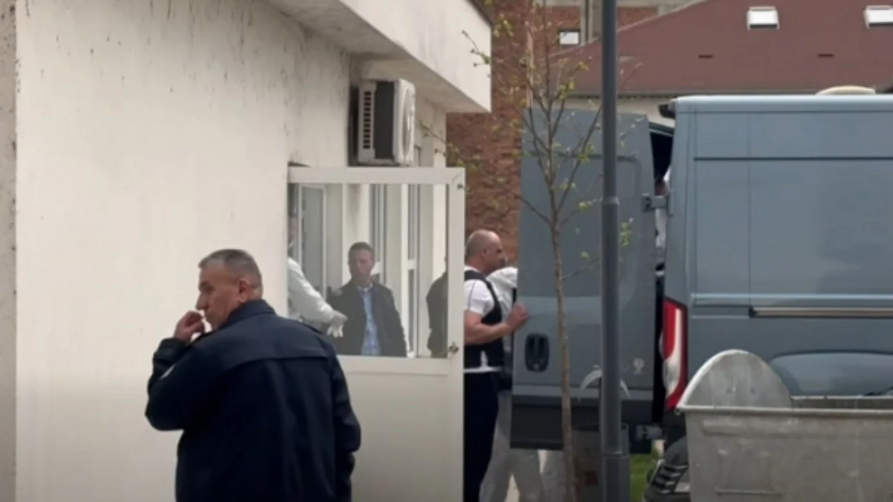 Babai dhe dy fëmijët humbën jetën nga zjarri  flet e afërmja Ishin të zverdhur dhe pa puls  nuk i shpëtova dot