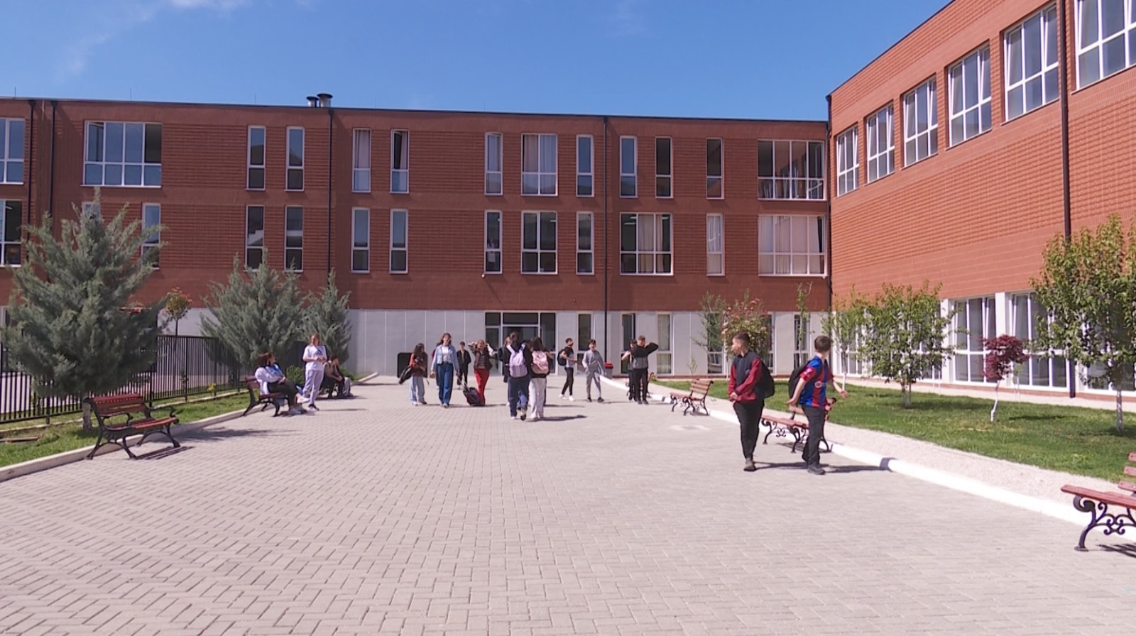 Nxënësit e huaj mësojnë shqip  fëmijë nga vende të ndryshme integrohen në shkollat shqiptare