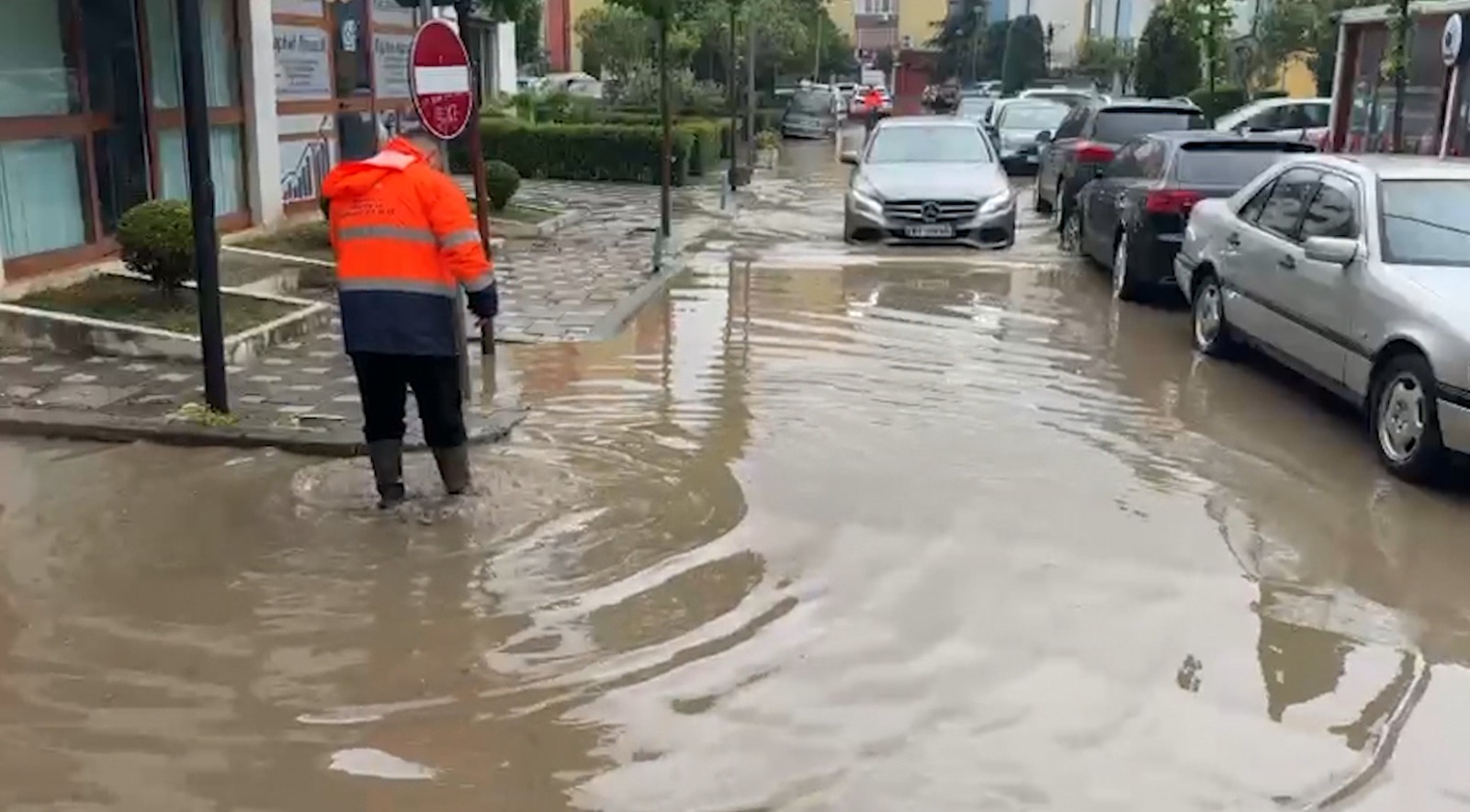 permbyten-disa-lagje-ne-lezhe-reshjet-e-dendura-bejne-qe-uji-te-vershoje-ne-rruge