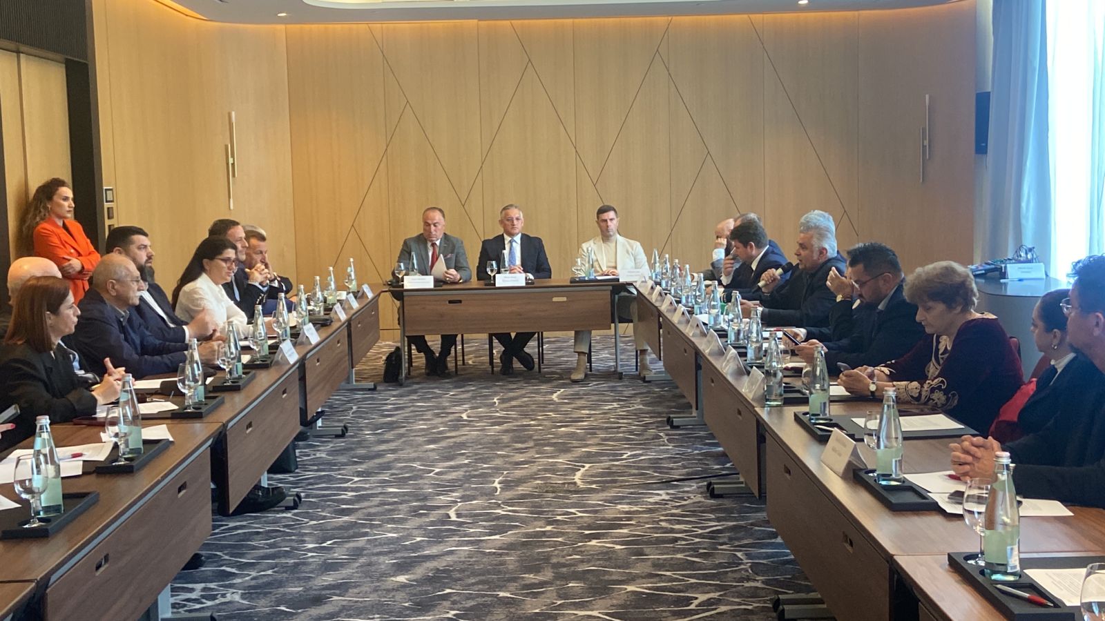 Biznesi  Nafta na ka çakorduar  Sipërmarrësit  apel qeverisë  ose ul taksat  ose na subvenciononi