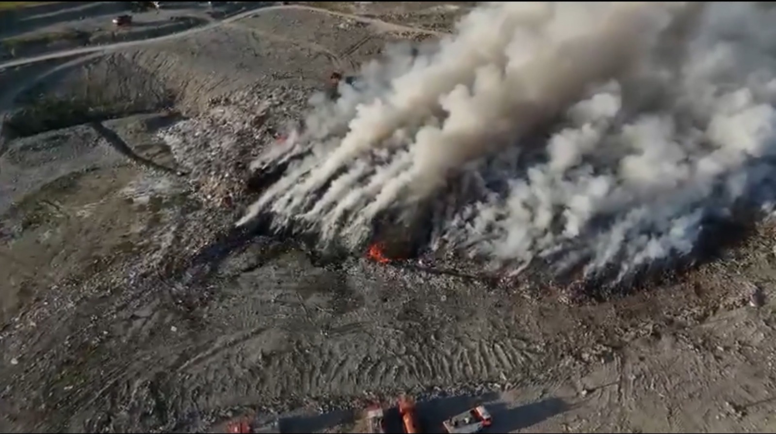 Zjarri në Bushat ende aktiv  retë e tymit kërcënojnë shëndetin e qytetarëve