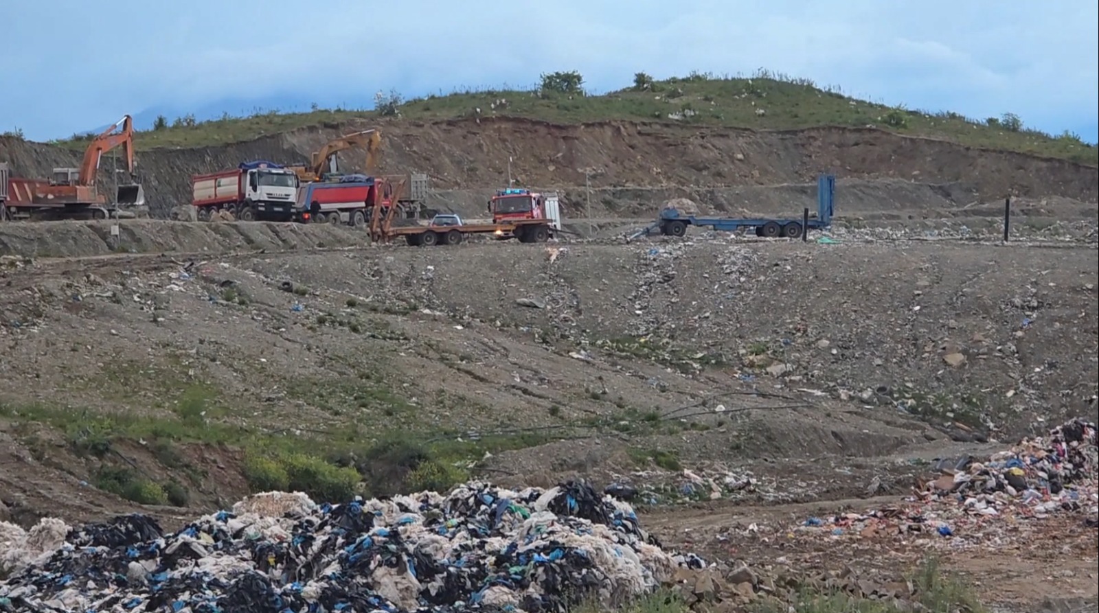 Shuhet zjarri masiv në landfill  hetohen shkaqet e ngjarjes në vendgrumbullimin e mbetjeve në Bushat