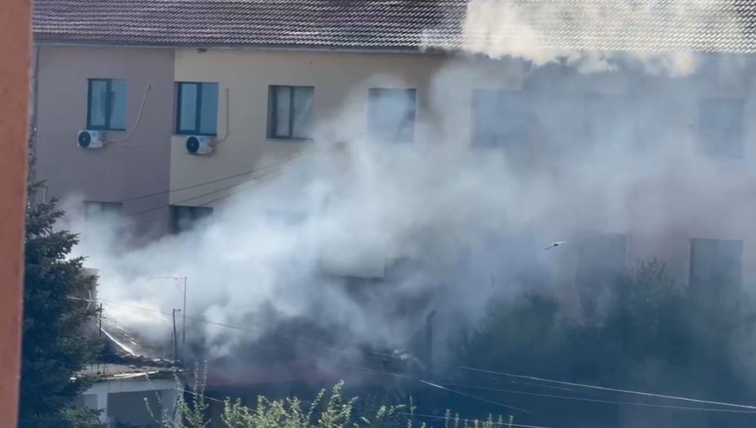 Përfshihet nga flakët banesa në Korçë  zjarri dyshohet se nisi nga kondicioneri