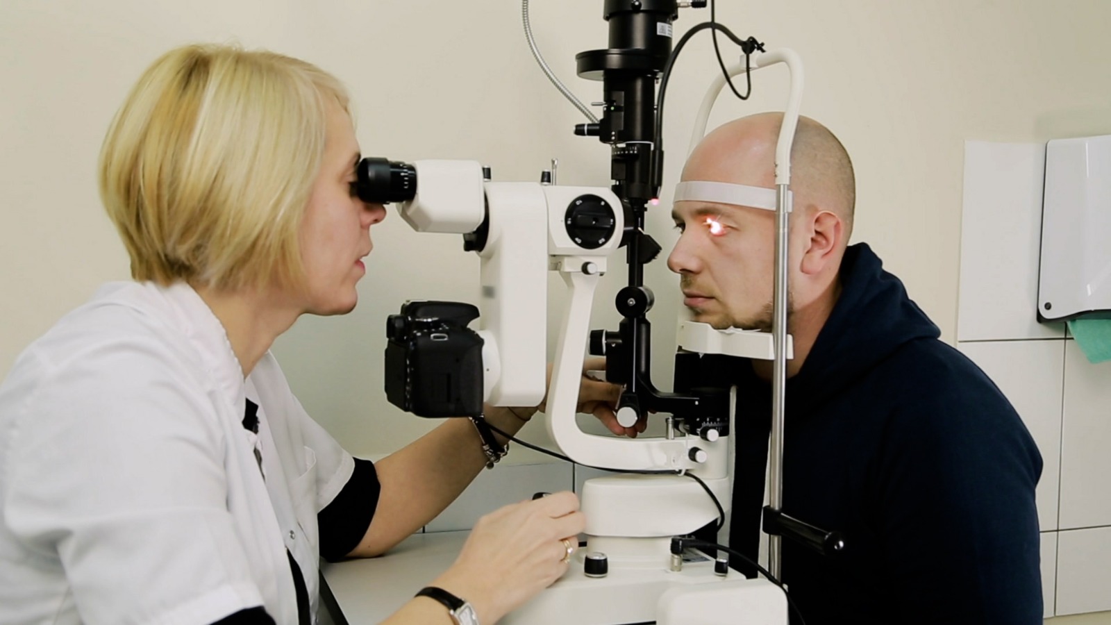 Sytë  më të prekurit nga alergjia  mjekët  Pastrim me ujë të fytyrës  por jo kruajtje