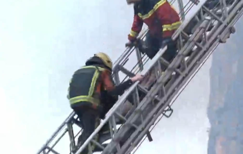 Zjarrfikësit në luftë me flakët në Tiranë  evakuohet nga dritarja një person