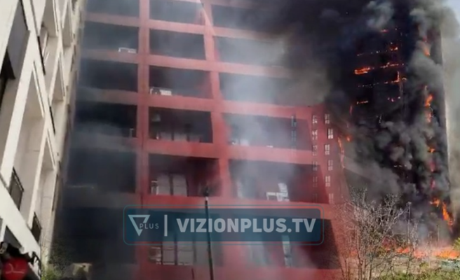 VIDEO/ Zjarrfikësit dy orë në “luftë” me zjarrin në një pallat në Tiranë, çfarë lanë pas flakët