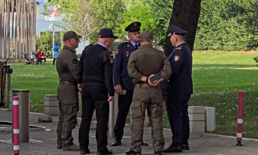 Protesta e opozitës  Drejtori i Përgjithshëm i Policisë mbërrin para kryeministrisë