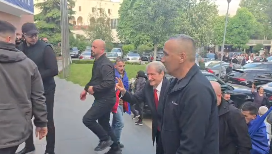 Protesta e PD  Sali Berisha mbërrin në selinë blu