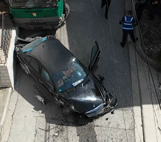 Aksident në Gjirokastër  mjeti i bashkisë përplas një makinë