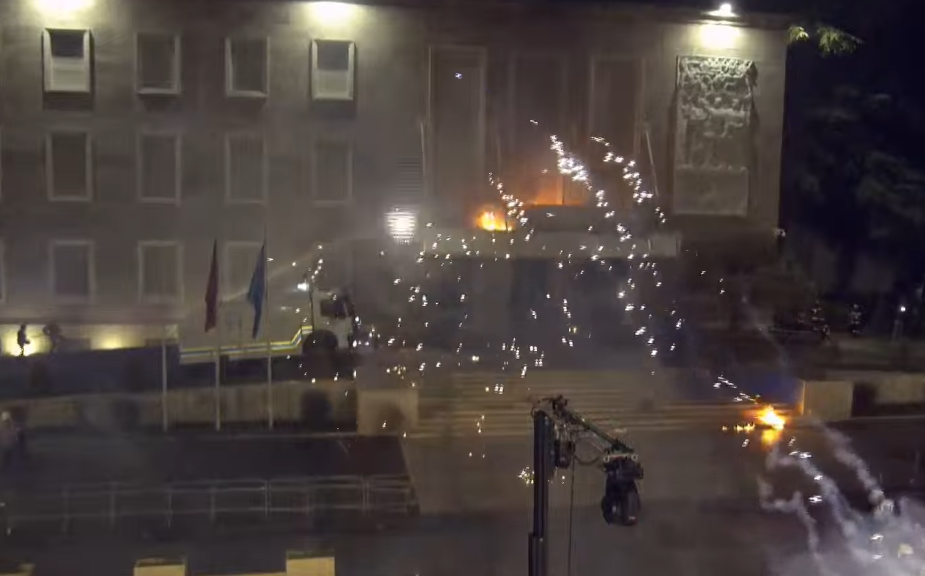 Fishekzjarre dhe molotov mbi kryeministri pas fjalës së Berishës  policia përgjigjet me ujë