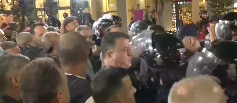 Përplasja me protestuesit  një polic i plagosur mbërrin te Truma