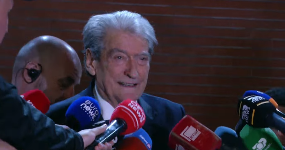 Mbyllet protesta e PD  Berisha  Nuk ka forcë në botë të na ndalë  policia përdori molotov