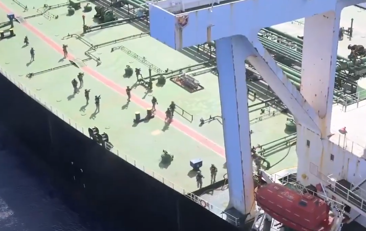 Publikohen pamjet  Momenti kur marinsat amerikanë mësyjnë në bordin e një anijeje në Oqeanin Indian