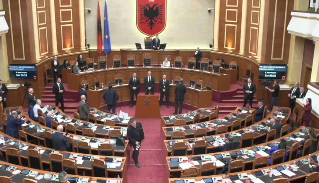 Deputetët e PD bllokojnë foltoren e Kuvendit  Peleshi ndërpret seancën dhe përjashton Boçin