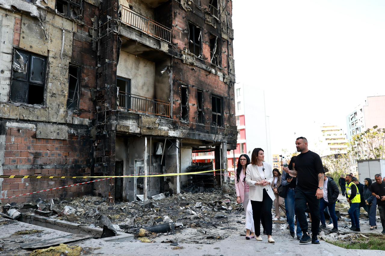 Koçiu takon banorët e pallatit  premton rindërtimin në kohë dhe bonus qiraje