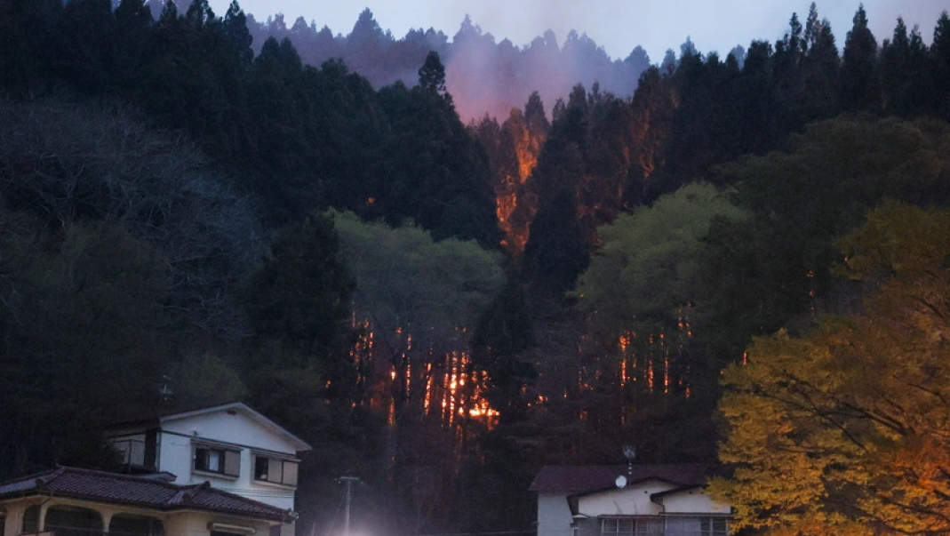 Dy zjarre masive jashtë kontrollit në veri të Japonisë  mbi 3 000 banorë të evakuuar