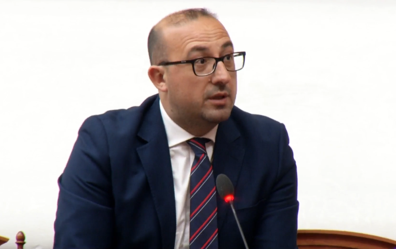  Ne fshatarëve s na vjen radha   Korreshi kërkon interpelancë me ministren e Shëndetësisë  Situata në spitalin e Lushnjes nuk pret