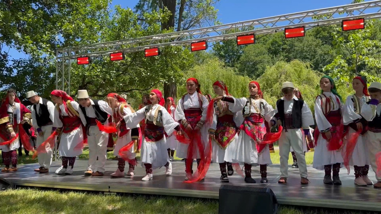 festivali-folklorik-per-femije-12-grupe-nga-shqiperia-e-ballkani-behen-pjese-e-aktivitetit