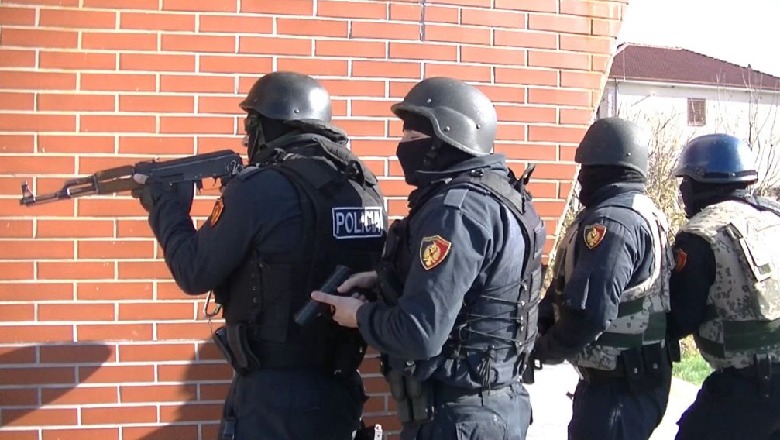 Tentuan të përplasnin me automjet efektivët e Operacionales  arrestohen 2 të rinj  njëri prej tyre plagoset nga polici