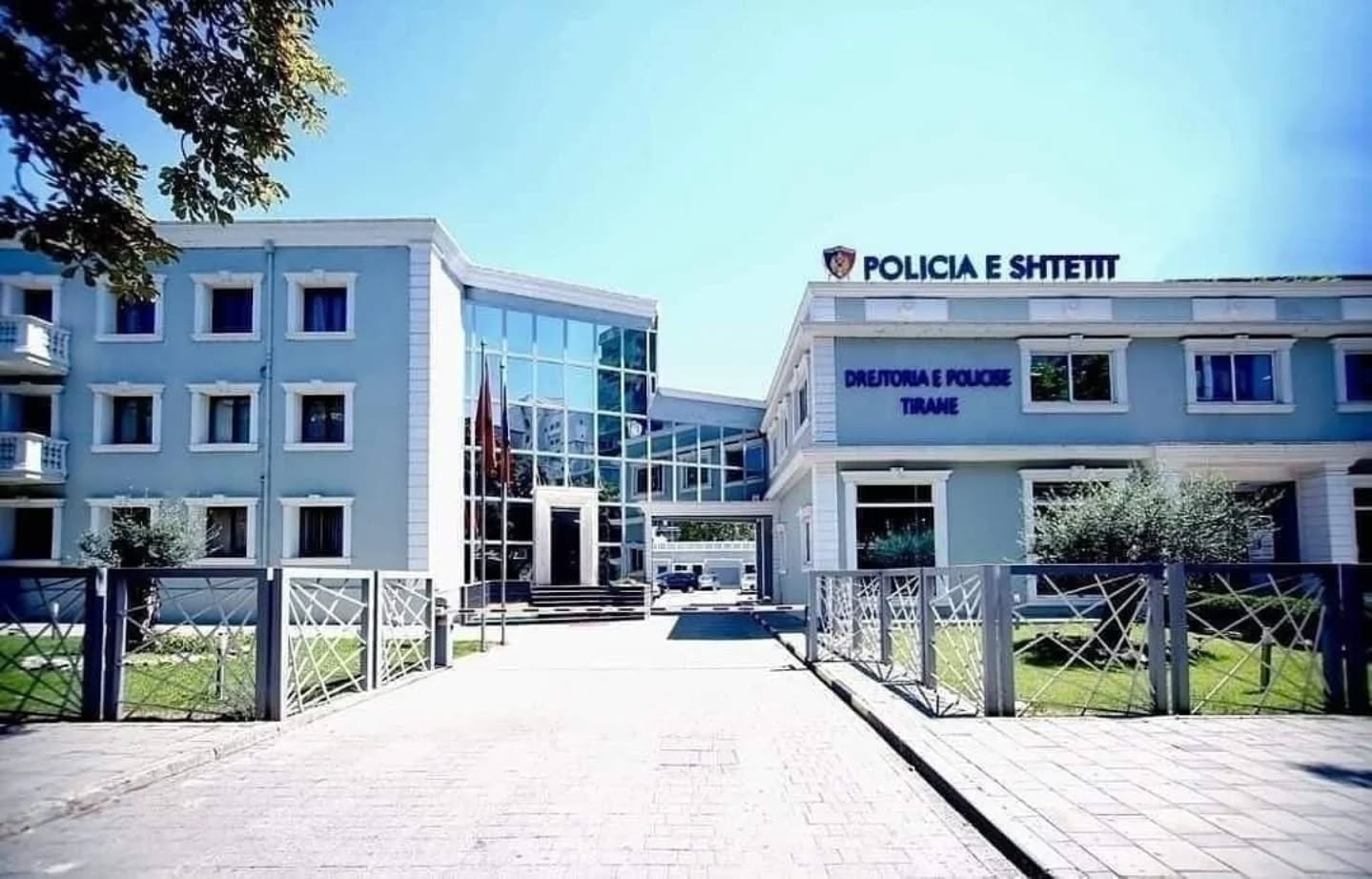 I morën para një shtetaseje që të mos i publikonin foto dhe video intime  arrestohet 17 vjeçari  në kërkim bashkëpunëtori